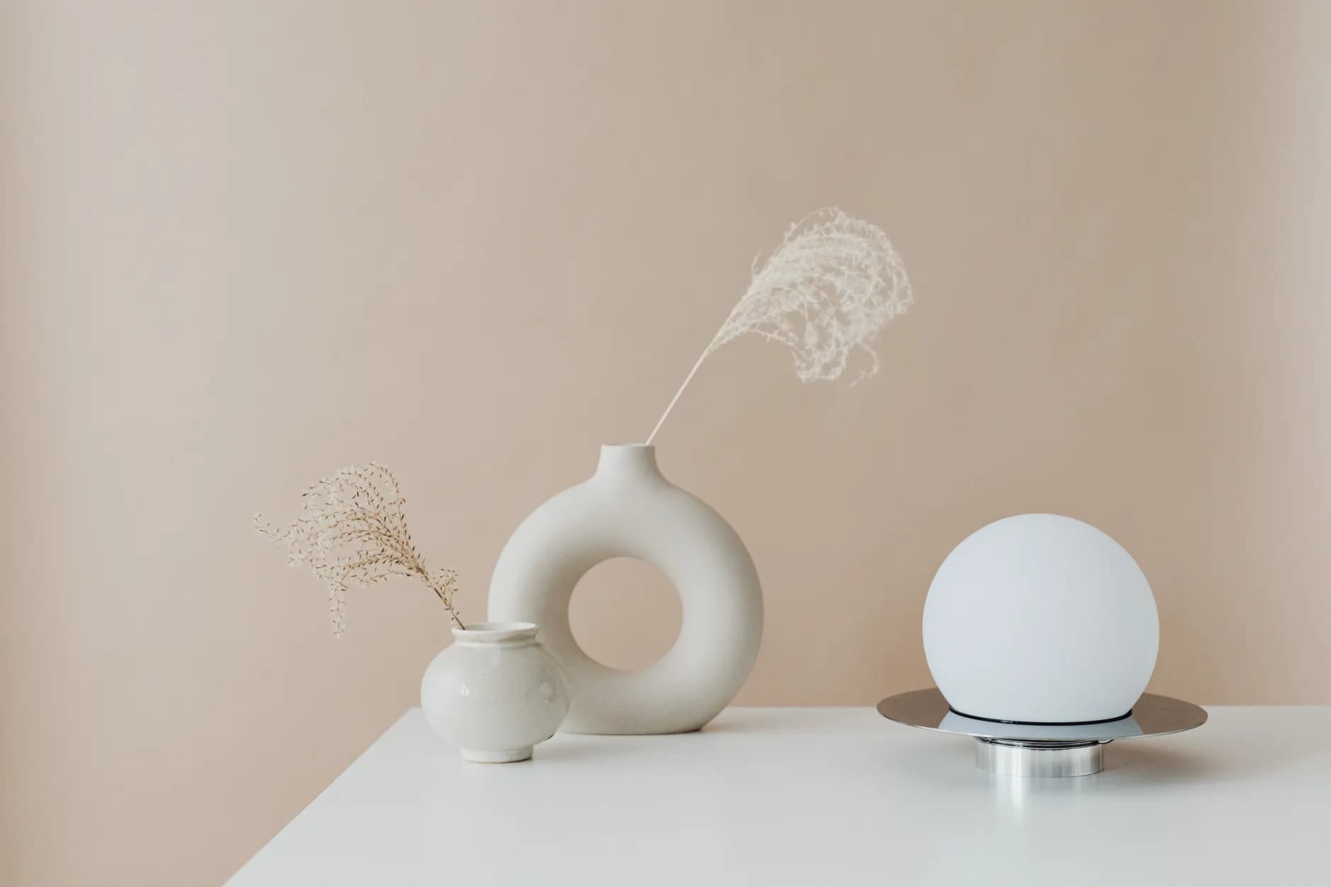 Minimalist decorative lamp and vessels